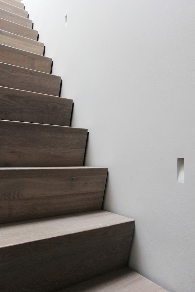 Close up van houten treden met een strakke witte wand ()