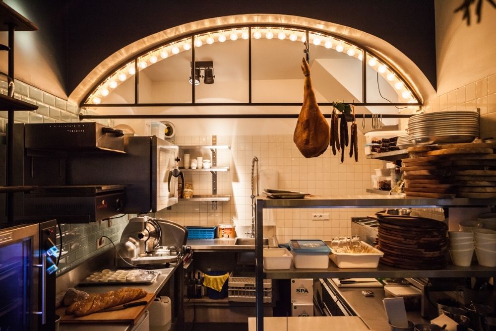 Drukke keuken met oven aanrecht en kookgerei