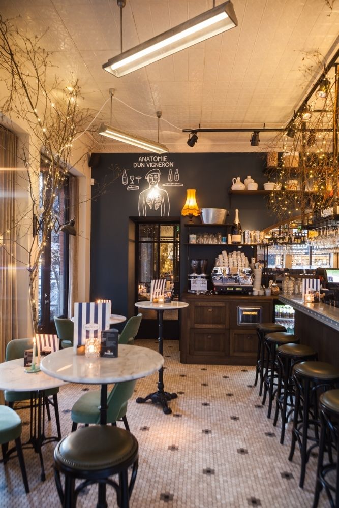 Een gezellig restaurantinterieur met zachte verlichting