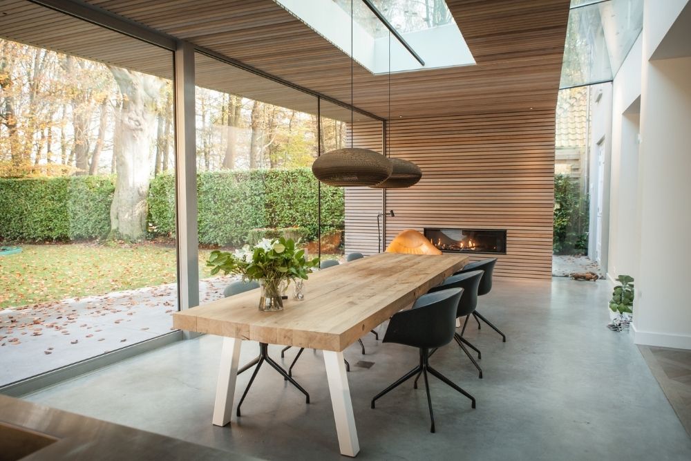Eethoek met houten tafel in een lichte moderne woning