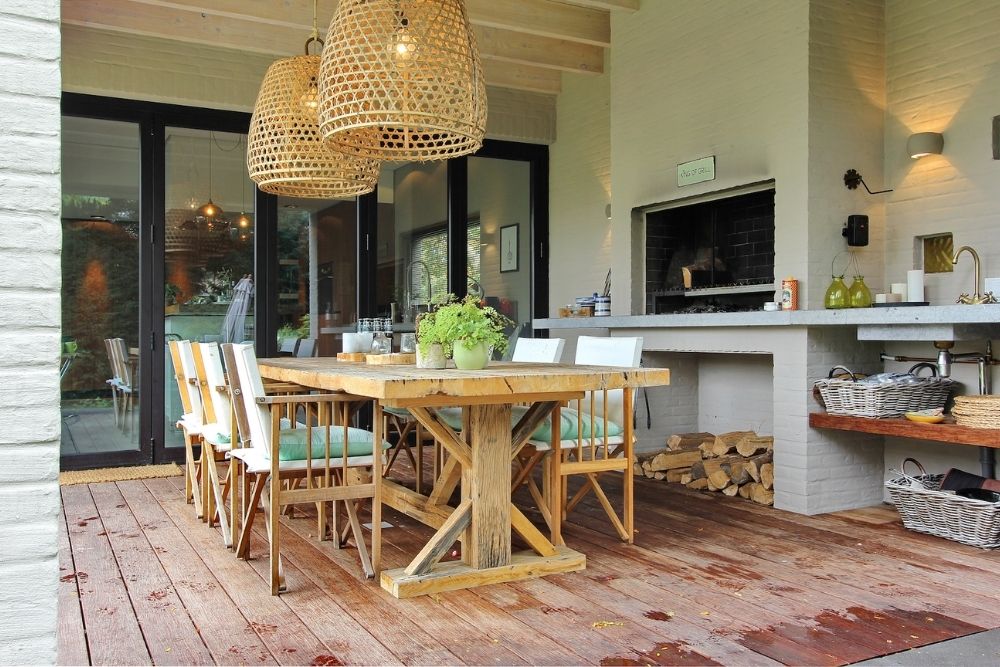Gezellig terras met houten meubels en planten