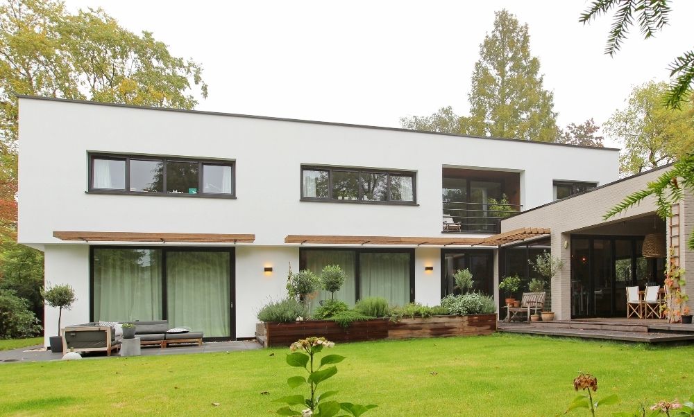 Hedendaags huis met grote tuin en sierlijke beplanting