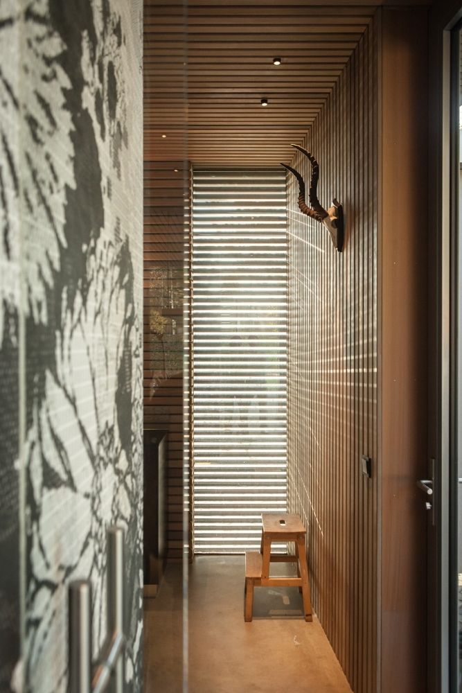 Houten hal met wandpaneel en stoel