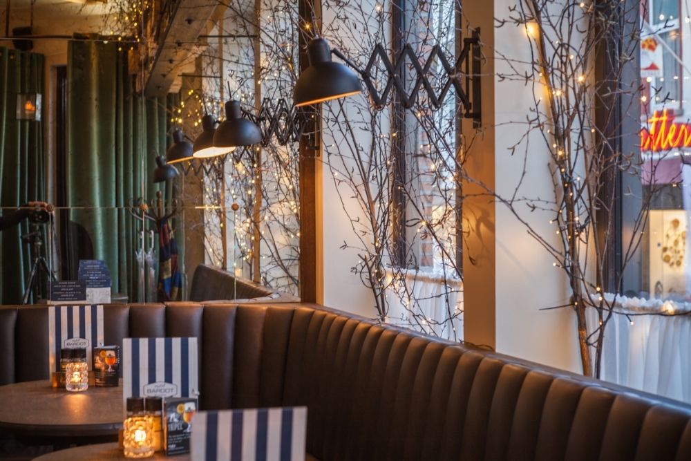 Knusse zithoek met kaarslicht in een bar