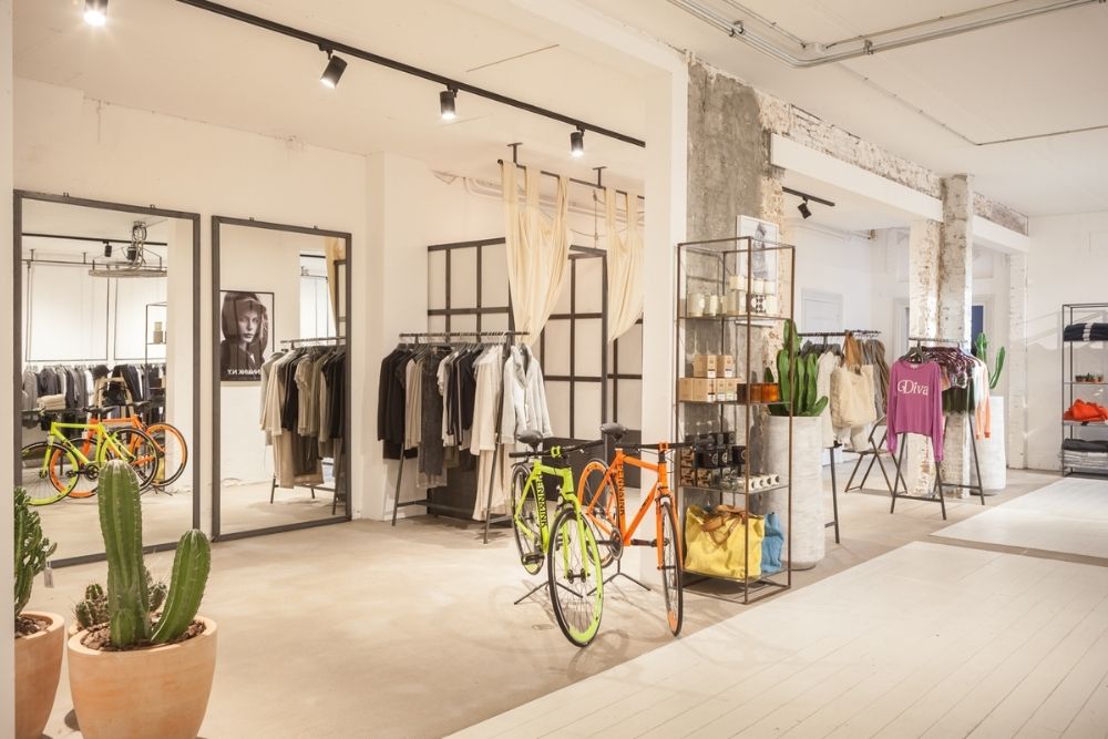 Modern interieur met kleding en opvallende kleurrijke fietsen