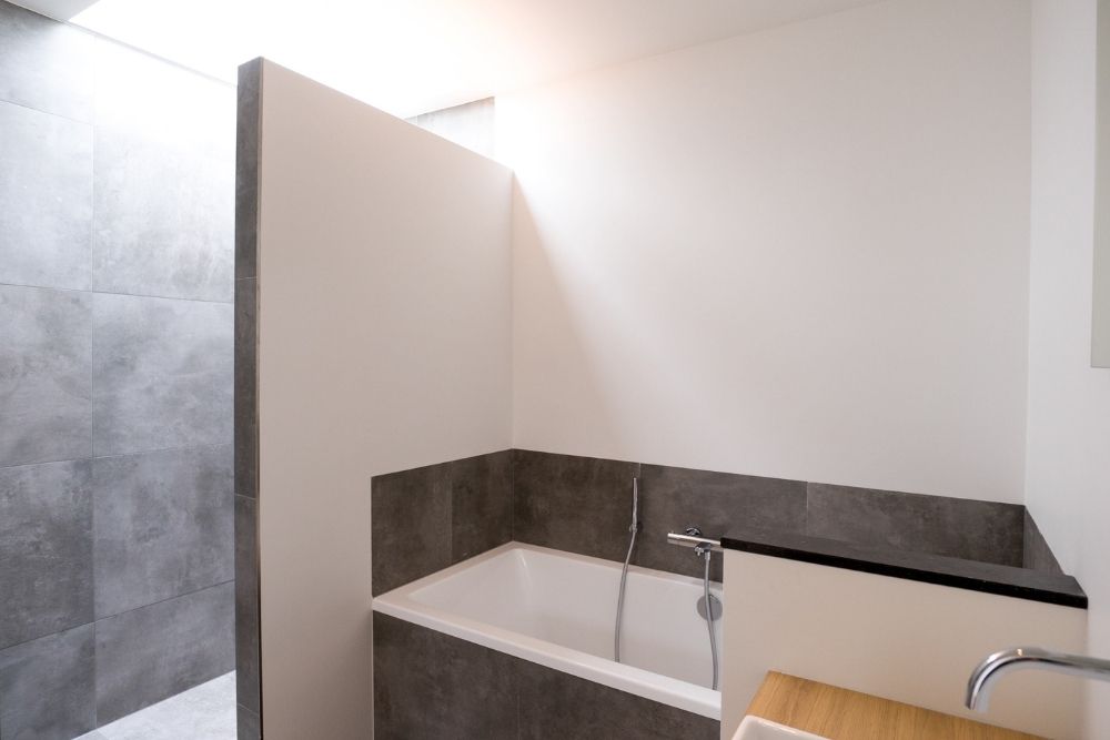 Moderne badkamer met witte en grijze tinten
