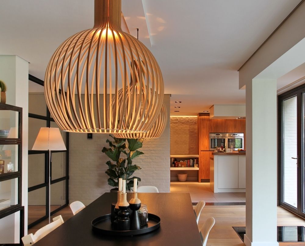 Moderne eetruimte met grote houten lichtbol