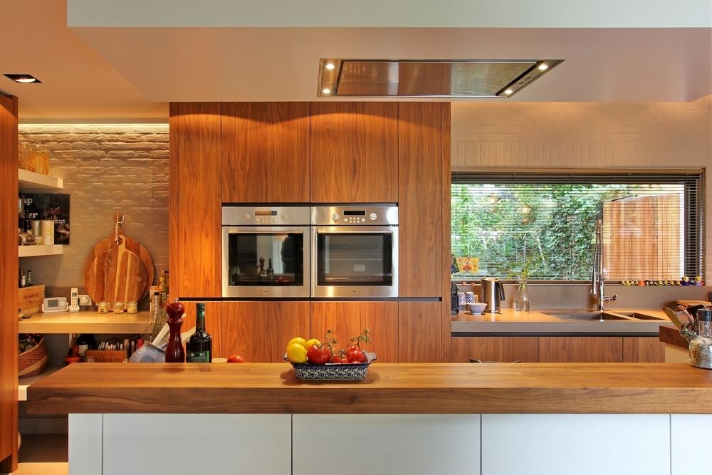 Moderne keuken met houten kasten en een ruim werkblad
