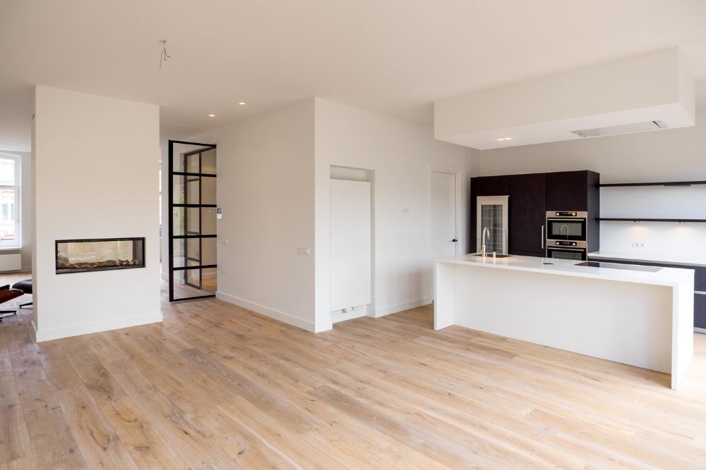 Moderne keuken met wit eiland