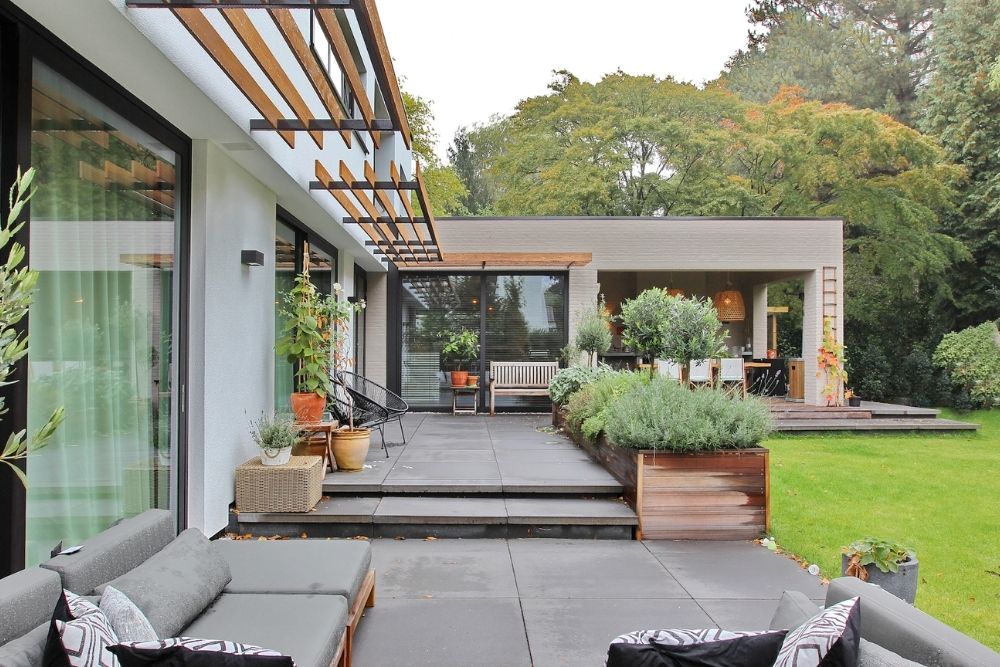 Moderne tuin met terras bank en groene planten