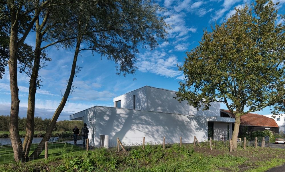 Moderne witte woning met bomen en een helderblauwe lucht op de achtergrond