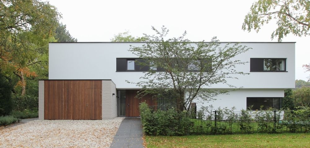 Moderne witte woning met houten voordeur
