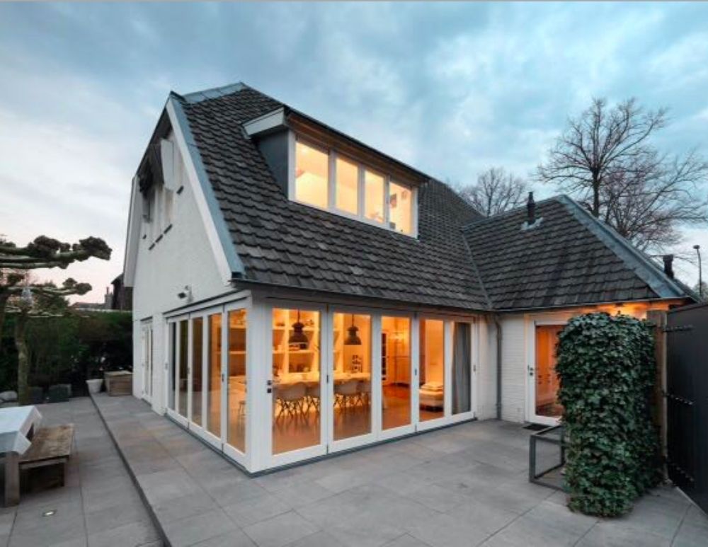 Moderne woning met ruime terras en grote ramen