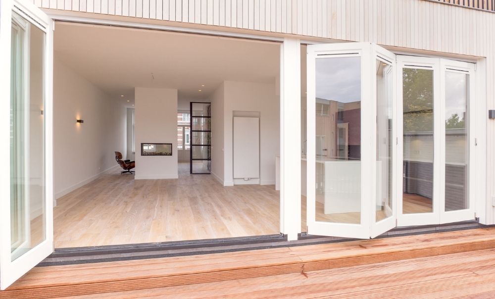 Moderne woonkamer met uitzicht vanaf het dek
