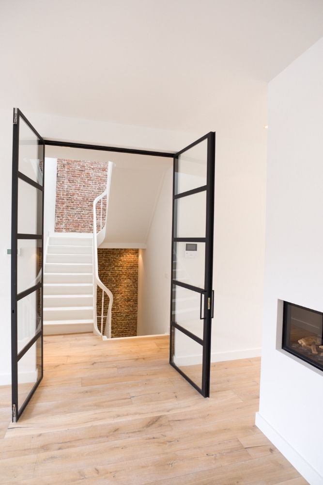 Open deur naar een kamer met trap