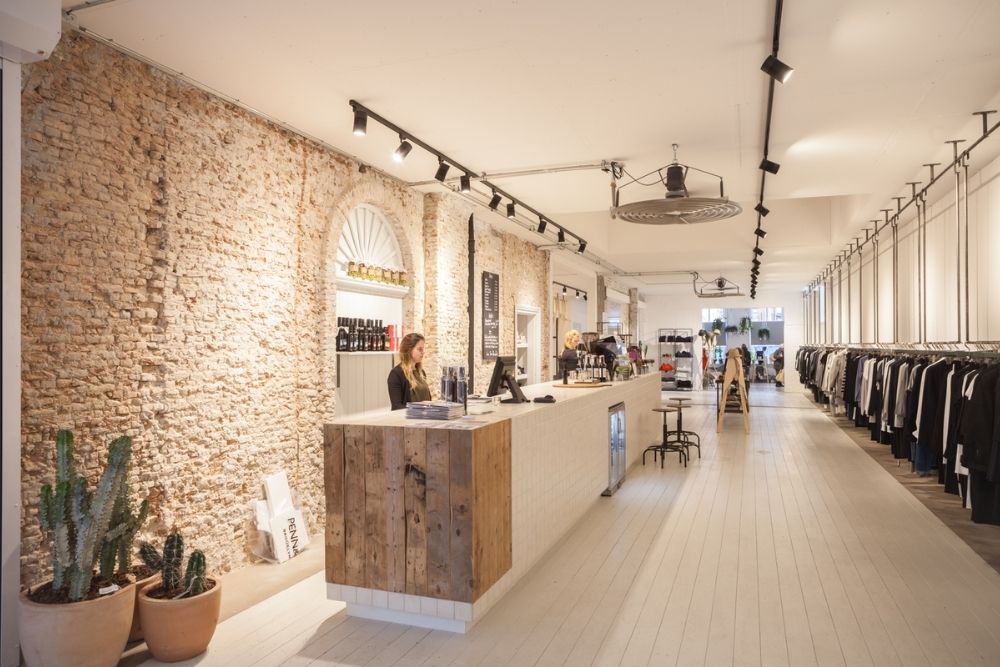 Ruime winkel met bakstenen muur en licht interieur