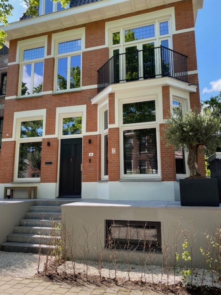 Stadsvilla met grote ramen en zwarte deur