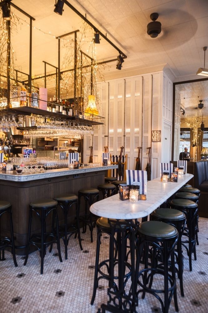 Stijlvolle bar met gedekte tafels zachte lampjes en een moderne inrichting