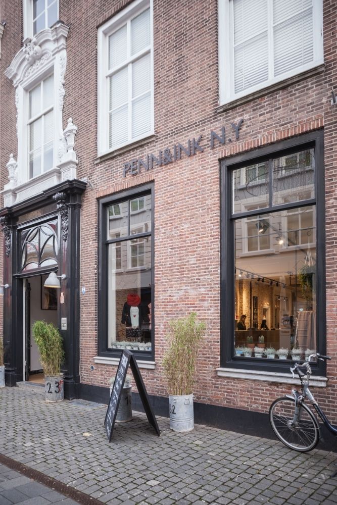Straatbeeld met winkelpand en fiets