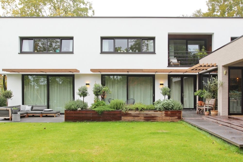 Strak wit huis met groene tuin