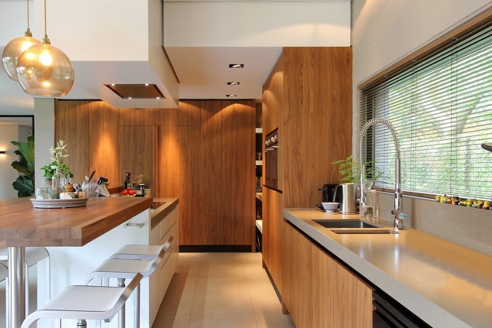 Strakke keuken met warm hout en grote lichtinval