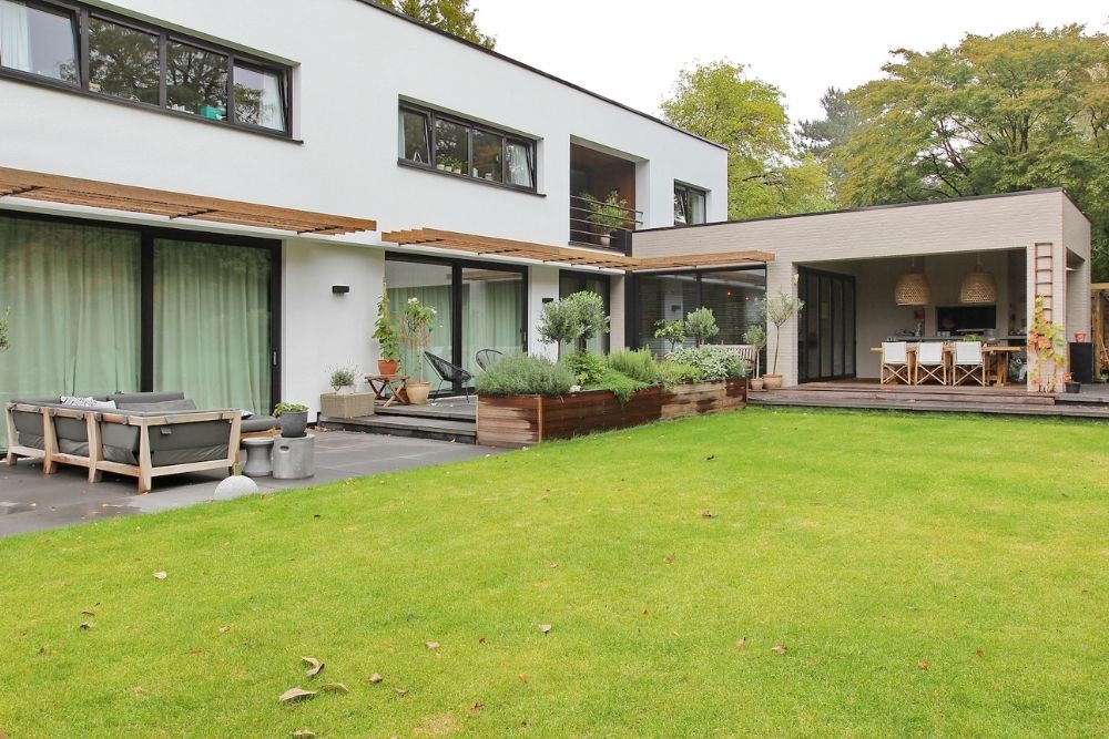 Strakke moderne gevel met ruime tuin