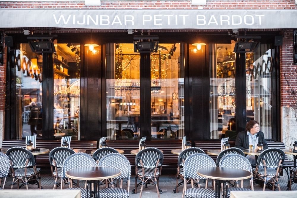 Uitzicht op een restaurant met buitenterras