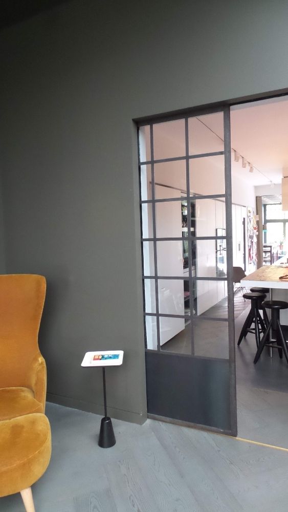 Een moderne kamer met een donkere muur en een glazen schuifdeur