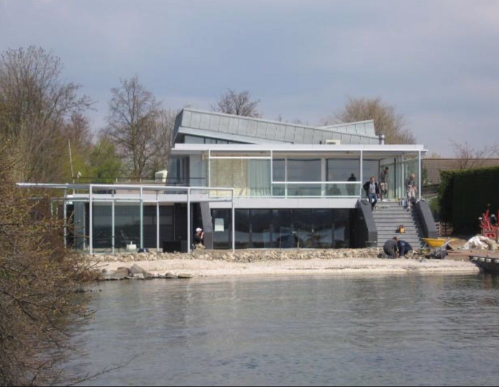 Huis met schuine metalen gevel