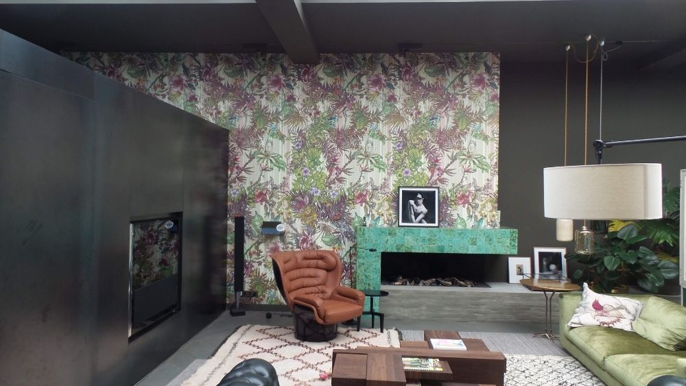 Woonkamer met bloemenbehang groene haard en retro meubels