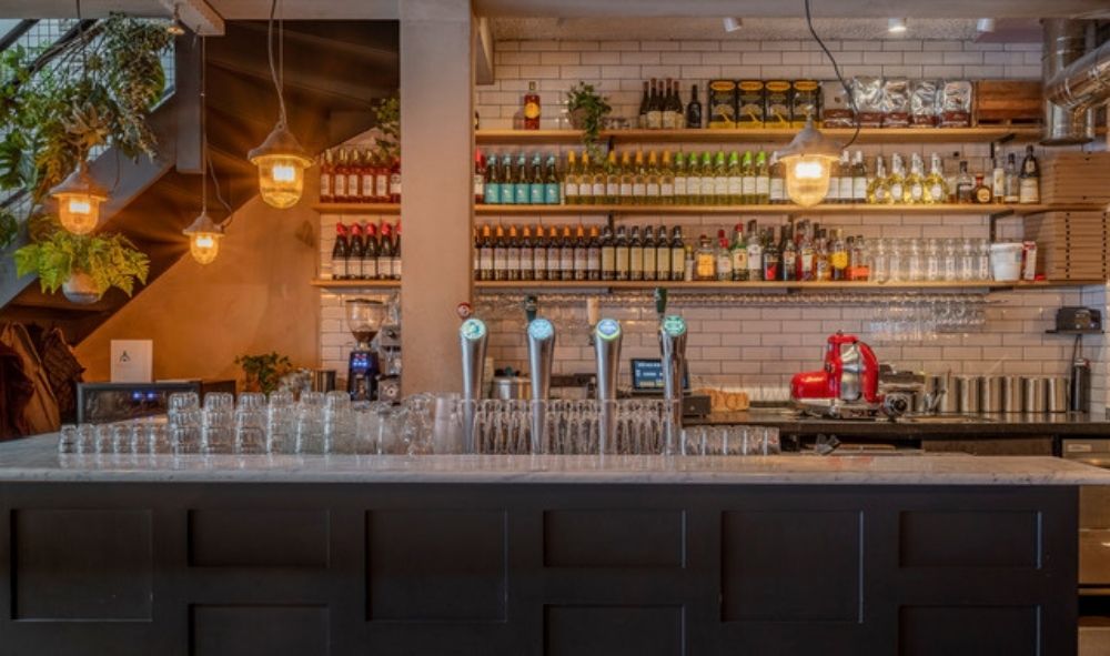 Interieur van restaurant Pazzi met een stijlvolle bar en gezellige zitplaatsen